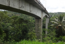 Pemandangan jembatan Tukad Bangkung samping kanan bawah dari arah Plaga (Sumber: dokumen pribadi)