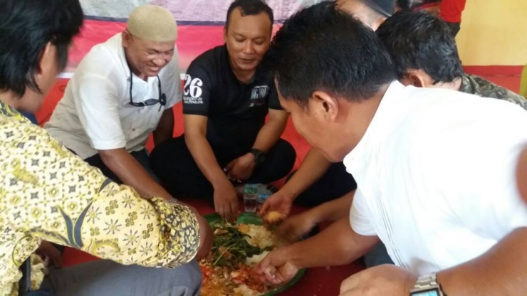 Foto. Perantau Minang asal Nagari Salo di Pekanbaru sedang makan bajamba. dok. pribadi