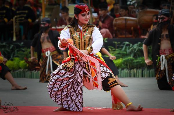 Mengapa Hampir Semua Tarian Jawa Timur Diperagakan Lelaki Mengapa Hampir Semua Tarian Jawa Timur Diperagakan Lelaki