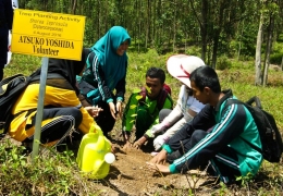 Seorang relawan dari Jepang dan sejumlah siswa sekolah menanam bibit Meranti di kawasan penyangga Cagar Biosfer Giam Siak Kecil-Bukit Batu, Riau (dok. pri).