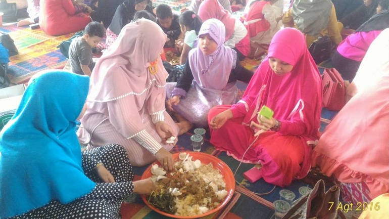 Foto. Makan bajamba diperkenalkan kepada anak-anak, difoto terlihat ada yang bergabung bersama orang dewasa dan ada yang membikiin kelompok sendiri dok. pribadi