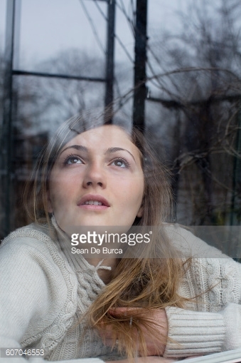 Ilustrasi: seorang gadis melihat ke arah luar jendela (sumber: http://www.gettyimages.com/detail/photo/teenage-girl-looking-out-the-window-high-res-stock-photography/607046553)
