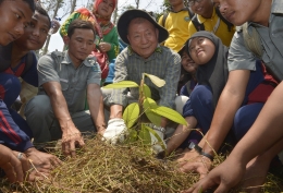 Profesor Akira Miyawaki alias Bapak Penanam Pohon ketika menanam bibit pohon di Riau 2014 lalu (foto: beritadaerah.co.id)