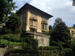 Foto 11: Sebuah rumah orang kaya di lereng perbukitan dekat Sunga Po di pinggiran kota Torino. (Foto dok.: Suryadi)