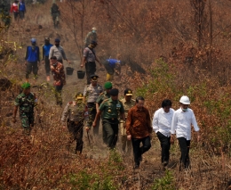 Presiden Jokowi dan rombongan meninjau kebakaran hutan Kalimantan
