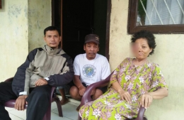 Saya dan Keluarga Bu Nining saat menjenguk di rumah Bu Nining 28 Juli 2016 (dok. pribadi)