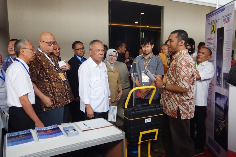 Menteri PUPR Basuki Hadimuljono ketika meninjau salah satu stand di Pekan Inovasi Sains dan Teknologi. (Foto: Gapey Sandy)