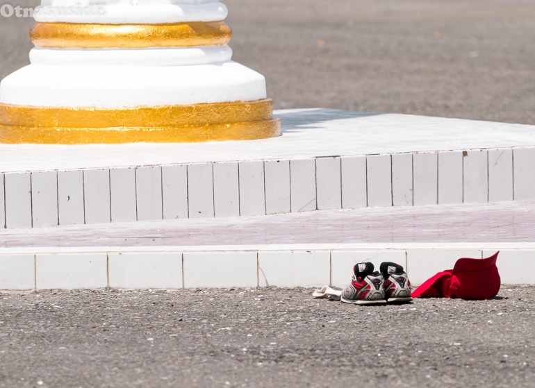 Mengeringkan sepatu dan kaos kaki serta topi