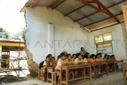 Salah satu gedung sekolah SD di Jabotabek yang masih rusaK| Sumber: nasional.republika.co.id