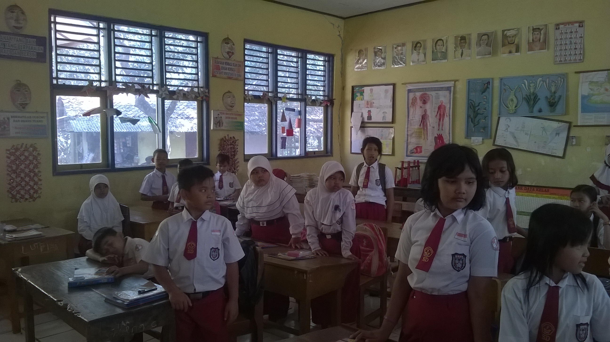 Pelajar SD tampak antusias dalam Kegiatan Belajar dan Mengajar (KBM) di ruang kelas. Sumber: Dokumentasi Pribadi.