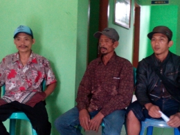Pak Apid (52th: tengah:batik lengan panjang) didampingi 2 RT, Warman (b.batik) RT 002/007 Cikanyere dan Abdul Gopur (j.hitam) RT 002/006 Pasirhuni.