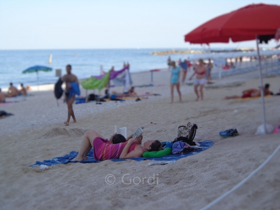 Membaca buku berdua di pantai, asyikkk