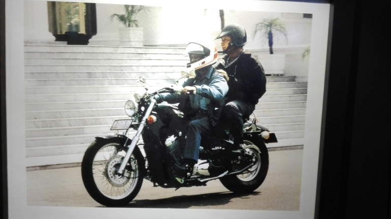 Habibie membonceng Soeharto....