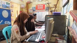 Siswa SMA sedang mengerjakan tugas sekolah dengan memanfaatkan program Komputer Pintar Rumah Baca