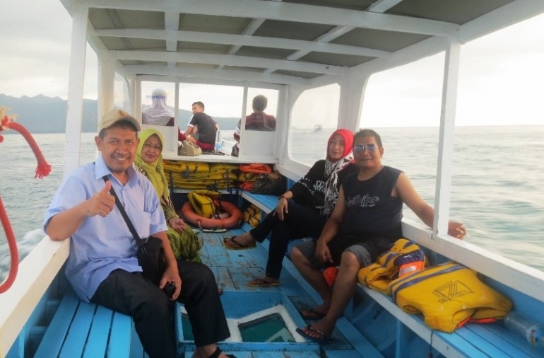 Perahu mengantar ke perairan Gili Trawangan dan sekitarnya (koleksi pribadi)