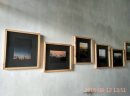 beberapa karya Sekar, dipajang di dinding rumah (foto koleksi pribadi)