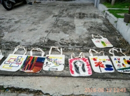 kreasi anak-anak, tas kanvass, disablon dengan gambar aneka rupa (foto koleksi pribadi)