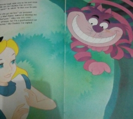 Alice dan Chesire cat (gambar dari buku dongeng Alice in Wonderland)