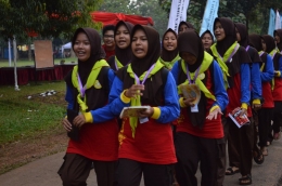 Sekelompok Pramuka Penggalang puteri memasuki Bumi Perkemahan Pramuka Wiladatika Cibubur, Jakarta Timur, siap mengikuti Jambore Nasional X-2016. (Foto: ISJ)