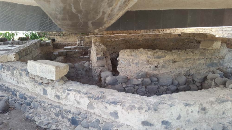 Puing-puing gereja lama oktagon yang didirikan di atas rumah Petrus di Kapernaum - dokpri