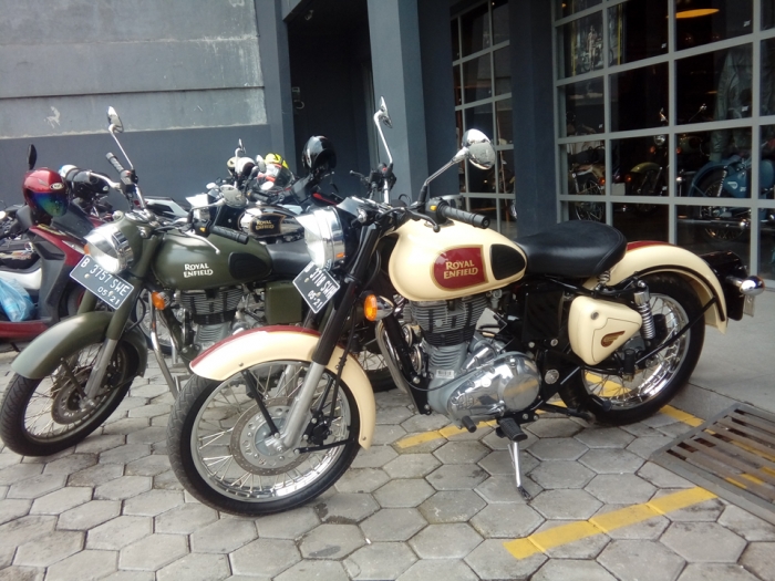 Pecinta Motor Klasik Mendapatkan Plilihan Lain oleh Andri Pecinta Motor Klasik Mendapatkan Plilihan Lain oleh Andri