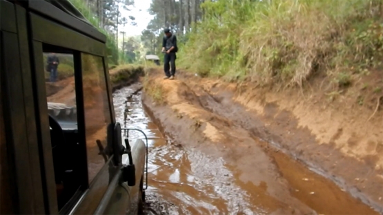 Track berlumpur tebal yang lumayan dalam. (Foto: Gapey Sandy)