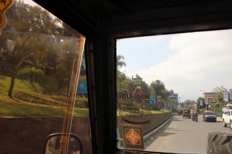 Melewati Kampung Gajah Mini Zoo di Jalan Sersan Bajuri. (Foto: Gapey Sandy)