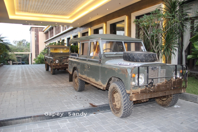 Land rover offroad menjemput langsung ke hotel. (Foto: Gapey Sandy)