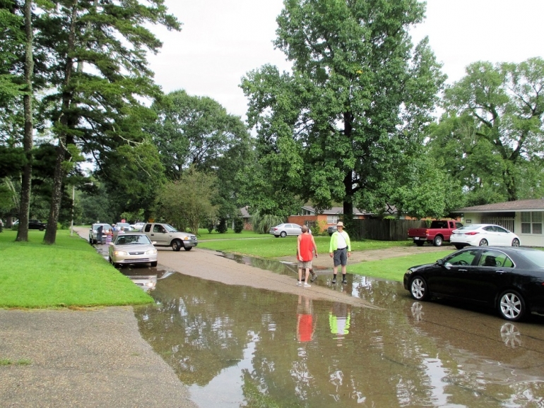 Air mulai mengalir di depan rumah, Minggu pagi (14 Agustus, 2016) waktu Louisiana (Sumber foto: dokumen pribadi)
