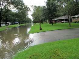Air mulai menggenangi jalan depan rumah (Sumber foto: dokumen pribadi)