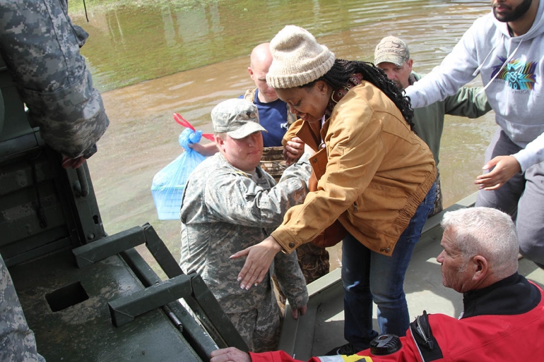 Pasukan national guard Louisiana sedang membantu penduduk (Sumber foto: Pemda Louisiana, 2016)