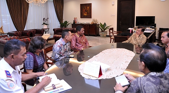Wapres RI Jusuf Kalla menerima kunjungan Bupati dan Wakil Bupati Ende bersama rombongan. Foto: wapresri.go.id. Diunggah: 15/8/2016