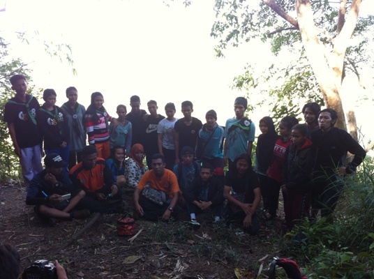 Para peserta fieldtrip berfoto bersama di batu bulan. Foto dok. Yayasan Palung