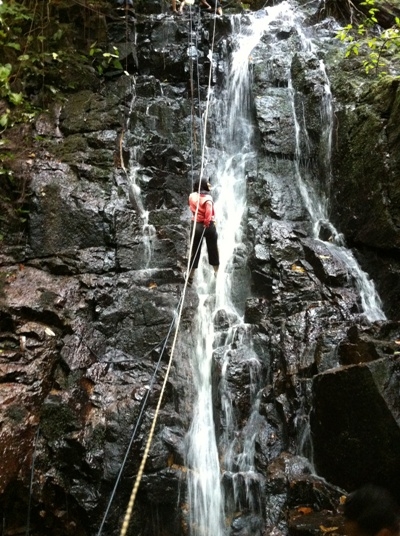 Para peserta fieldtrip saat menuruni air terjun. Foto 3 dok. Yayasan Palung
