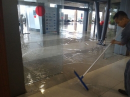 Genangan air di sejumlah titik di area kedatangan Terminal 3 Ultimate, Bandara Internasional Soekarno-Hatta ketika hujan lebat , Minggu (14/8) sore. (foto : net)