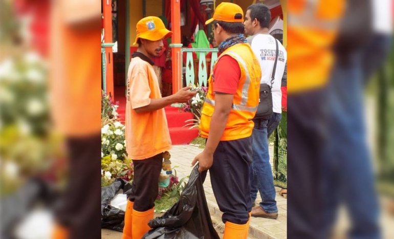 Photo: Dok. Pribadi II Petugas kebersihan sedang menjalankan tugas.