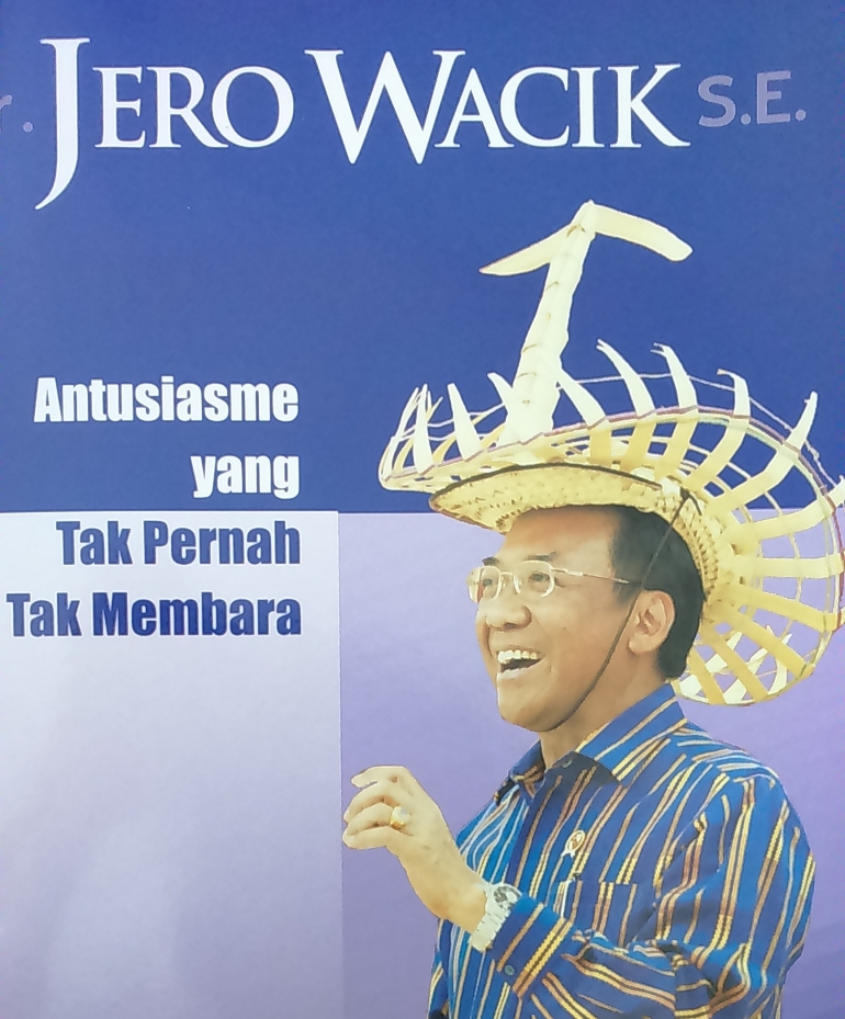 Salah satu buku tentang Jero Wacik: Catatan Tercecer Selama Sewindu. Foto: Dok. Pribadi