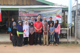 Foto bersama mahasiswa KKN Kebangsaan, rektor UMRAH dan Kepala Desa Malang Rapat (dokpri)