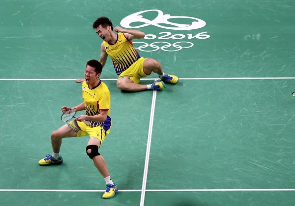 Goh V Shem/Tan Wee Kiong merayakan kemenangan atas Chai Biao/Hong Wei untuk merebut tiket final ganda putra Olimpiade Rio 2016/@BadmintonUpdates.