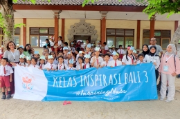 Anak-anak SD N Sekartaji 1 Nusa Penida dengan beberapa relawan Kelas Inspirasi Bali 3 