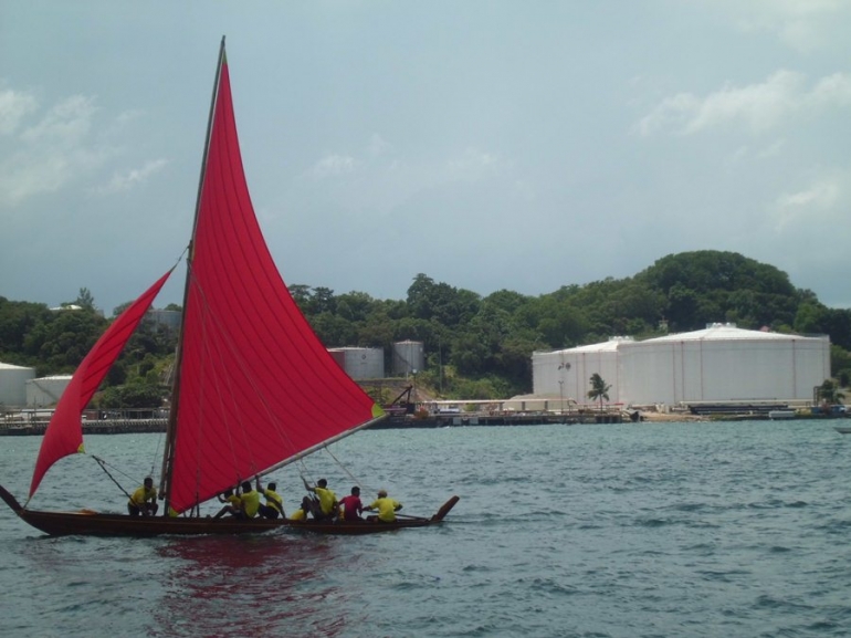 Dok Pri/Perahu layar dengan latar belakang Pertamina Sambu.