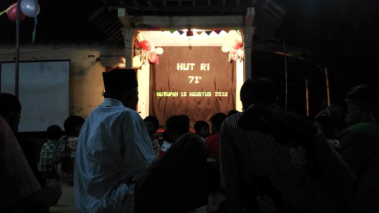 Selain ajang renungan kemerdekaan, tirakatan HUT RI sekaligus ajang hiburan warga. (Dok. Aryo)