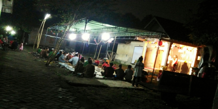 Tirakatan HUT RI, tradisi lama terutama di Yogyakarta. Warga beramai-ramai menghadiri tradisi ini (16/8). (Dok. Aryo)