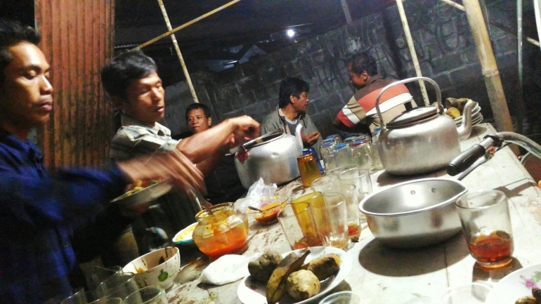 Dapur mendadak berada tak jauh dari panggung untuk sirkulasi hidangan makan-minum. (Dok. Aryo)