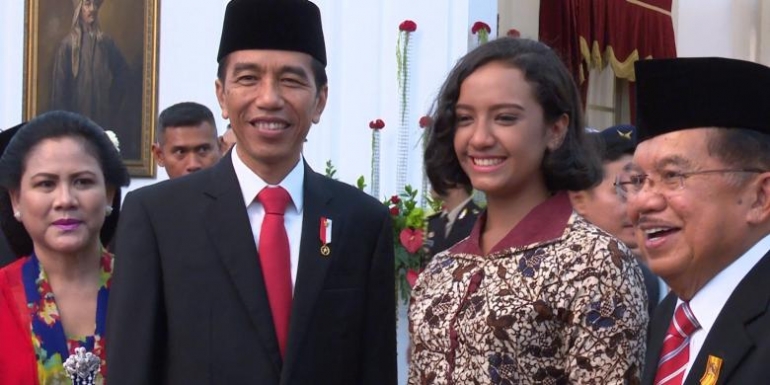 Presiden Joko Widodo berfoto bersama Gloria Natapraja Hamel di Istana Merdeka. | Foto: Biro Pers Istana