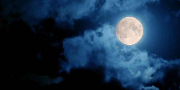 Ilustrasi bulan purnama. ©Shutterstock.com/panbazil