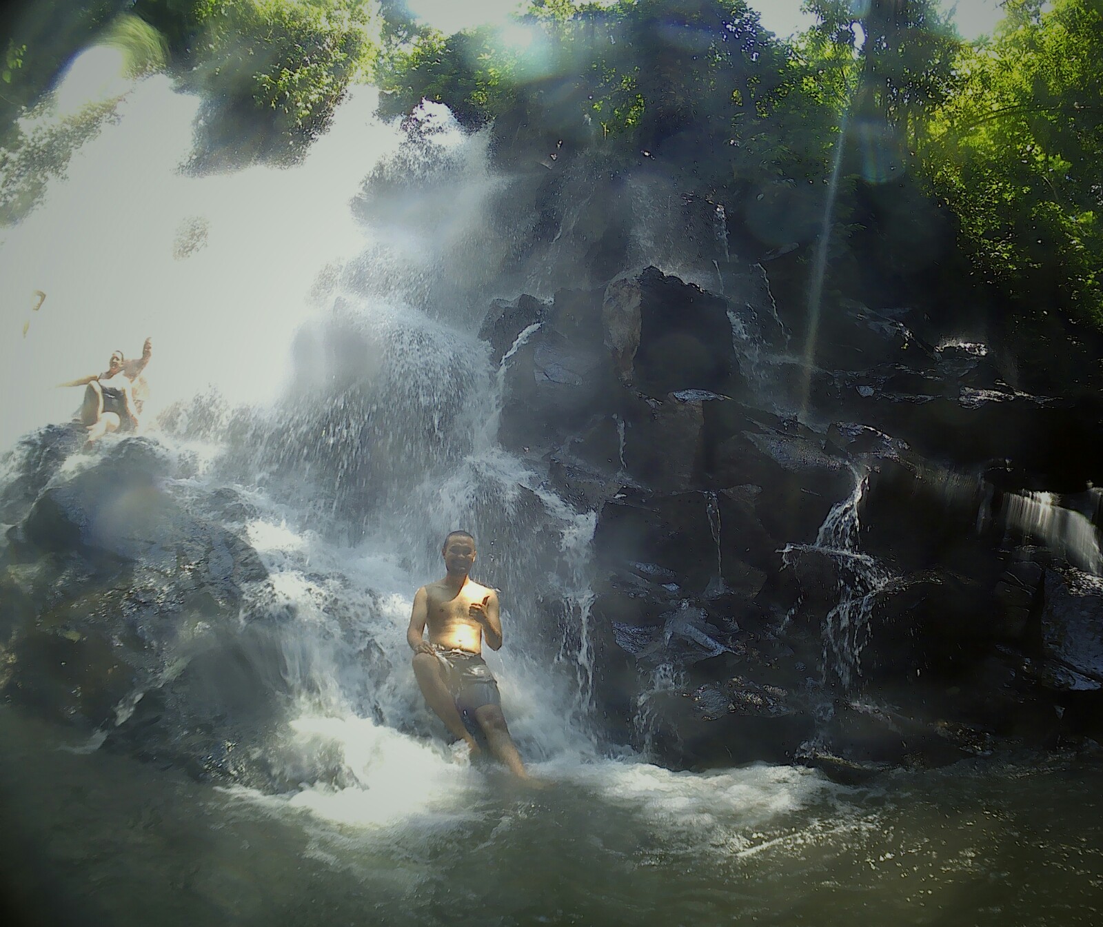 Pepotoan di bawah Air Terjun Kanto Lampo