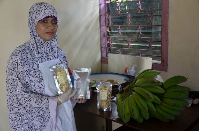 Wahyuni memperkenalkan kuliner khas Makassar berupa Pisang ijo dalam bentuk kripik pisang. Rasanya tak kalah dengan Pisang Ijo original (Foto: Wahyu Chandra)