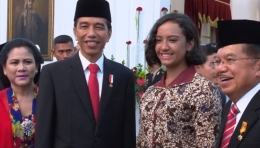 Gloria ‎Natapradja Hamel bersama Presiden Joko Widodo dan Wakil Presiden Jusuf Kalla. (Foto : http://cdn.tmpo.co/)