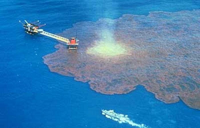 Pengeboran minyak bumi di laut dapat menyebabkan terjadinya peledakan (blow out) di sumur minyak. Ledakan ini mengakibatkan semburan minyak ke lokasi sekitar laut, sehingga menimbulkan pencemaran. Sumber gambar: galuhadhitiaputra.blogspot.co.id